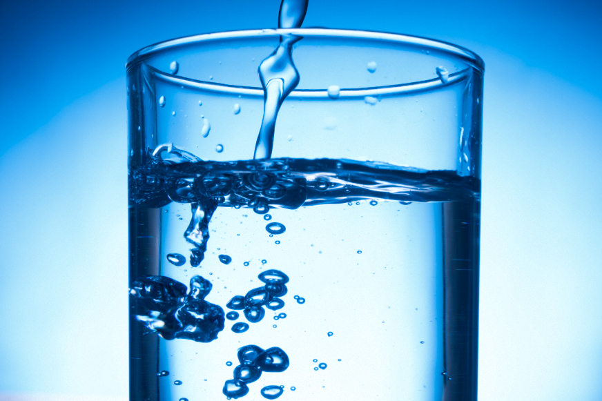 Пить фильтрованную воду. Стеклянная стакан на синем фоне. Стакан воды фото. Фото залей водой. Бокал на синем фоне.